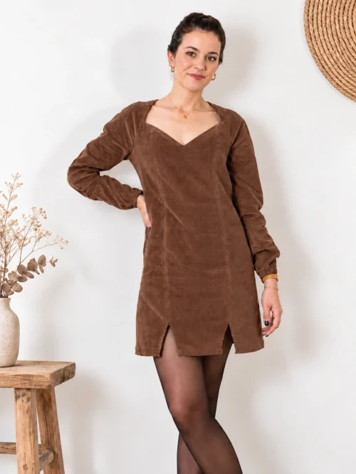 Robe Mia en velours marron portée de face, avec décolleté en V et découpes à la taille.