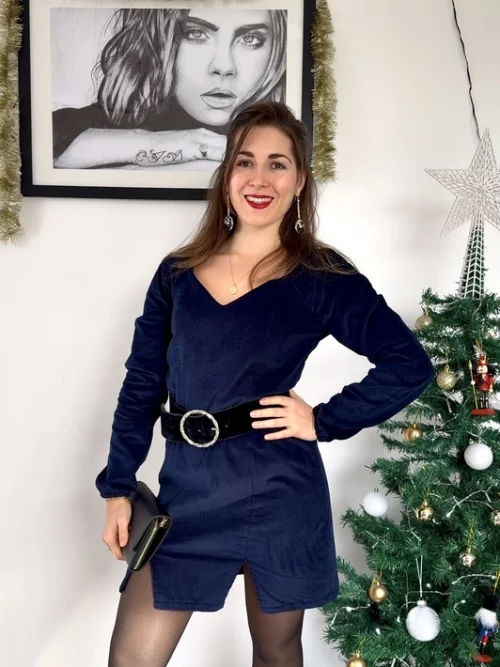 Femme portant la robe Mia, élégance intemporelle et silhouette parfaite.