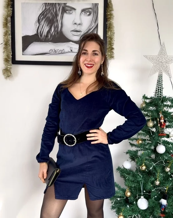 Femme portant la robe Mia, élégance intemporelle et silhouette parfaite.