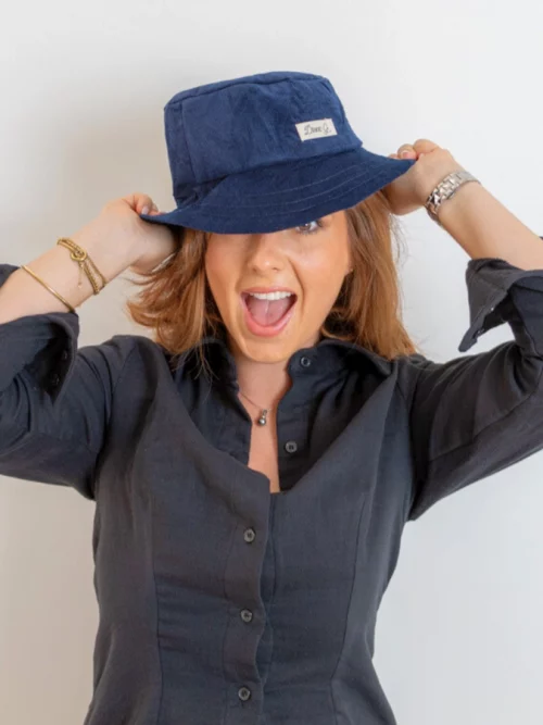 Femme portant un chapeau bleu marine et chemise assortie