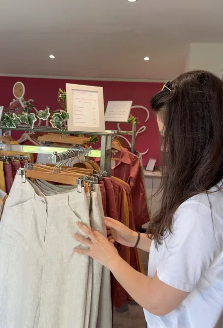 Sélection de vêtements sur portant en showroom Diane G