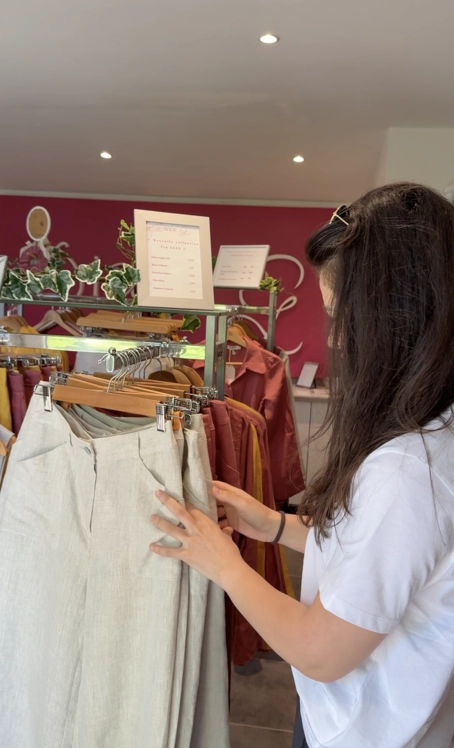 Sélection de vêtements sur portant en showroom Diane G