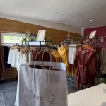 Sélection de vêtements sur portant en showroom Diane G
