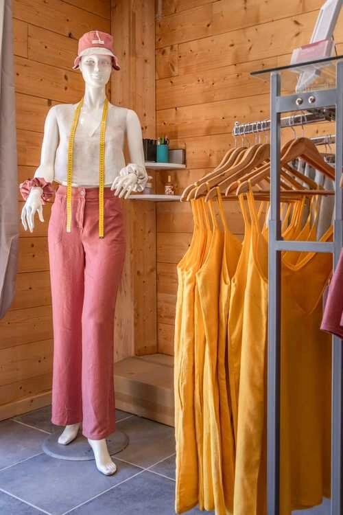 Silhouette portant un ensemble lin, intérieur showroom