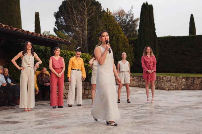 Défilé de mode en extérieur avec tenue Diane G