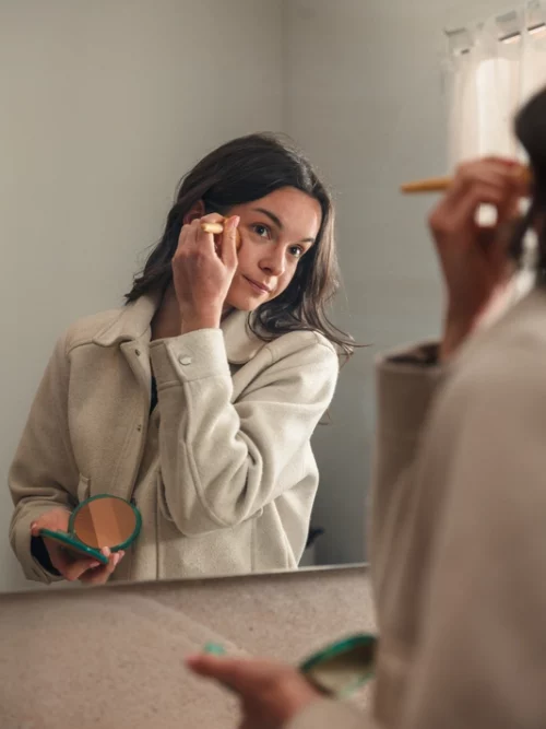 Femme en coulisses, backstage, ambiance maquillage