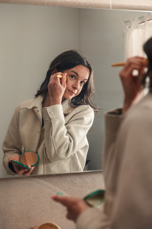 Femme en coulisses, backstage, ambiance maquillage