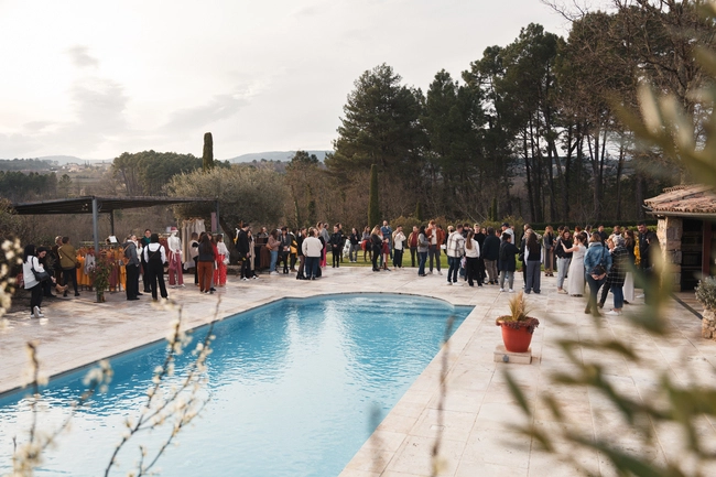Vue d’une piscine lors d’un événement en extérieur avec le public du défilé