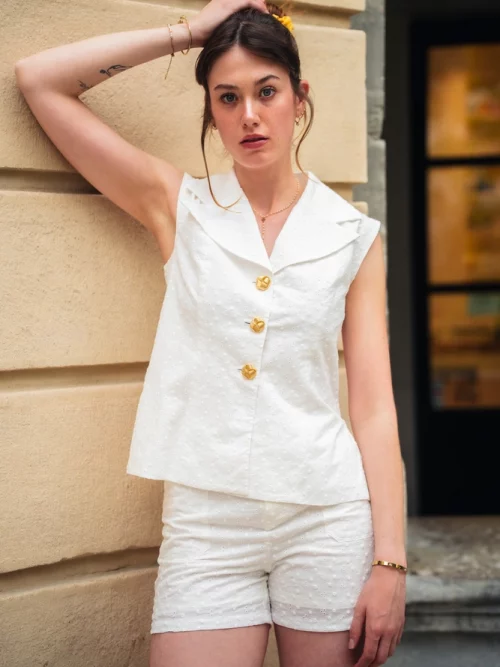 Gilet Luna brodé porté de face - Diane G