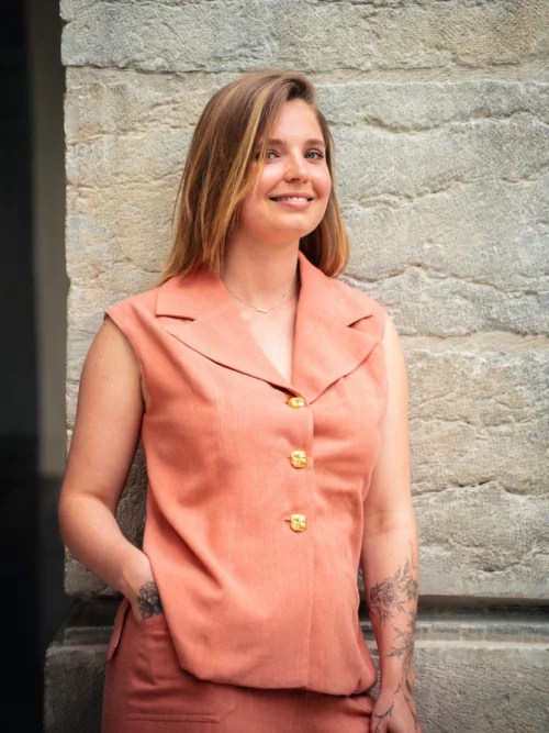 Gilet Luna corail porté de face - Diane G
