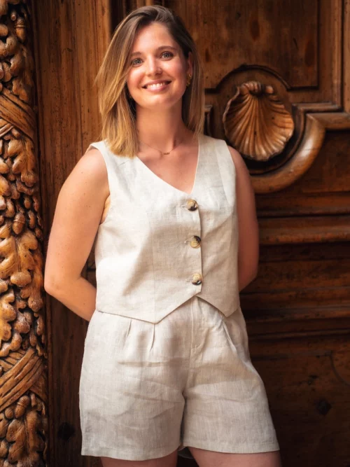 Gilet Nina en lin naturel porté de face - Diane G