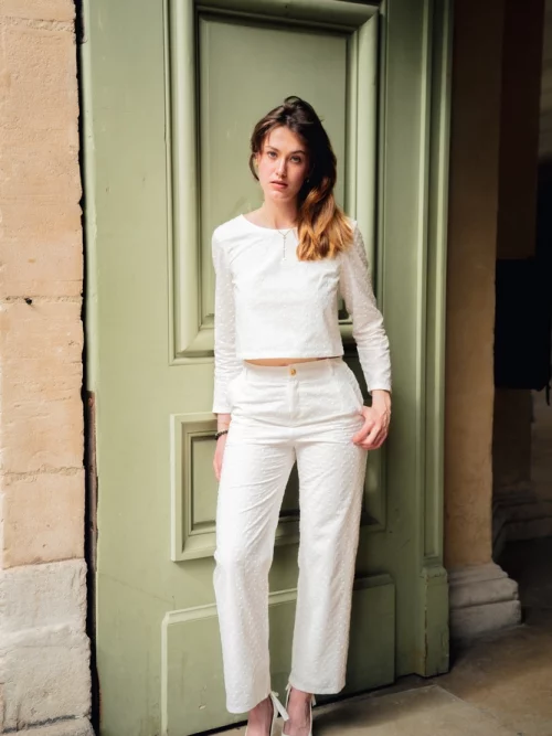 Pantalon Elise brodé porté de face - Diane G