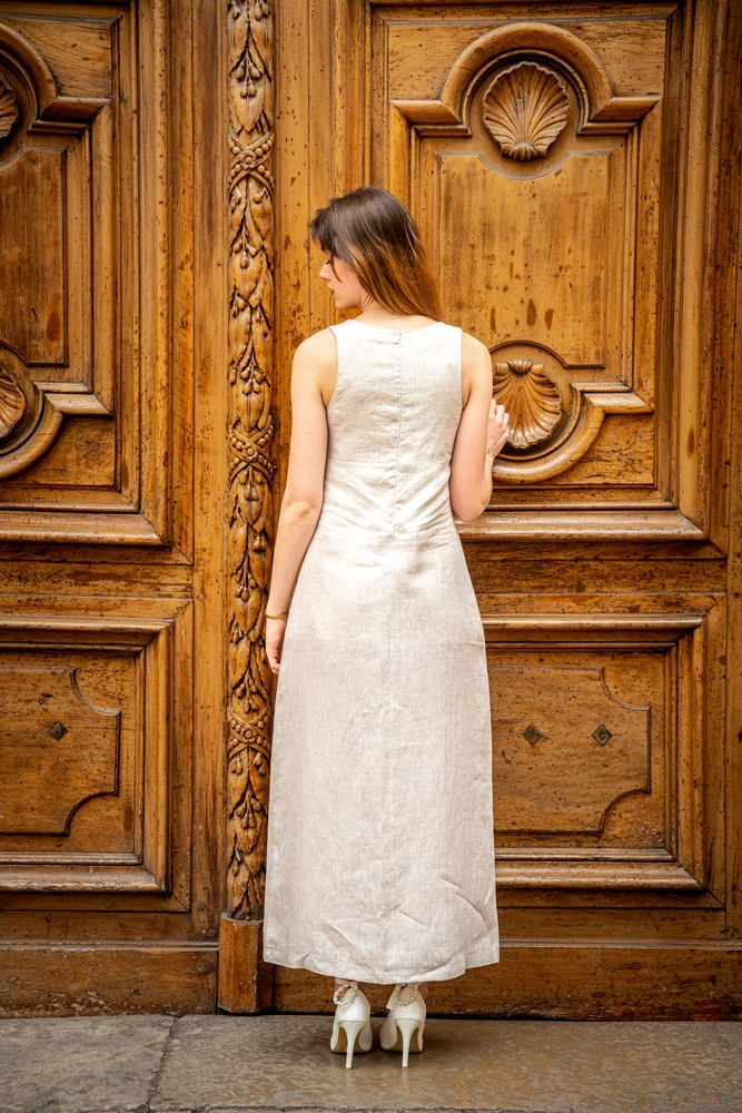 Robe longue en lin Iris écru portée de dos - Diane G