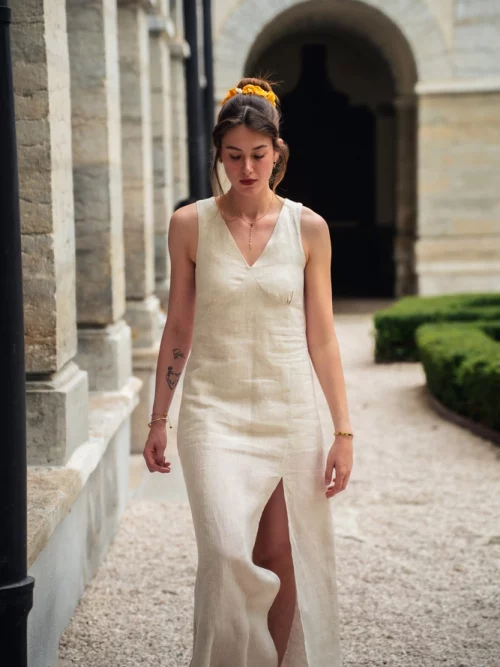 Robe longue en lin Iris écru en mouvement portée par le mannequin - Diane G