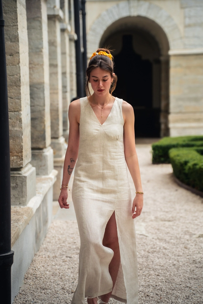 Robe longue en lin Iris écru en mouvement portée par le mannequin - Diane G