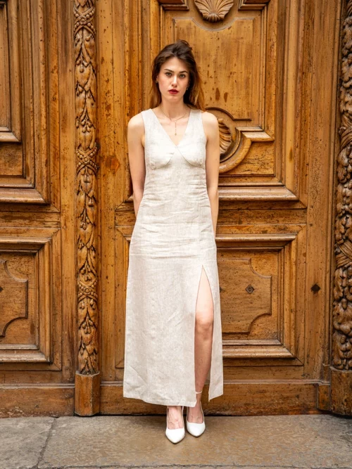 Robe longue en lin Iris écru portée en pied - Diane G