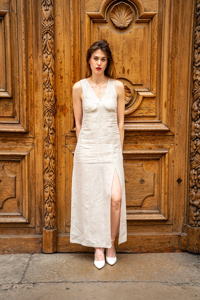 Robe longue en lin Iris écru portée en pied - Diane G