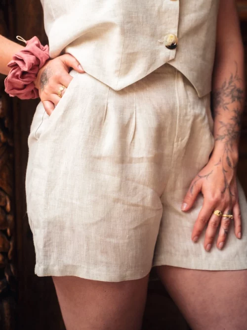 Short Athéna en lin porté de face - Diane G