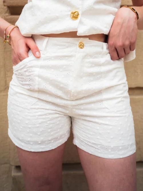 Short Livia brodé porté de face - Diane G