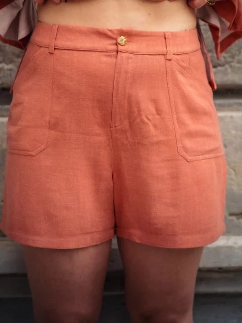 Short Livia corail porté de face - Diane G