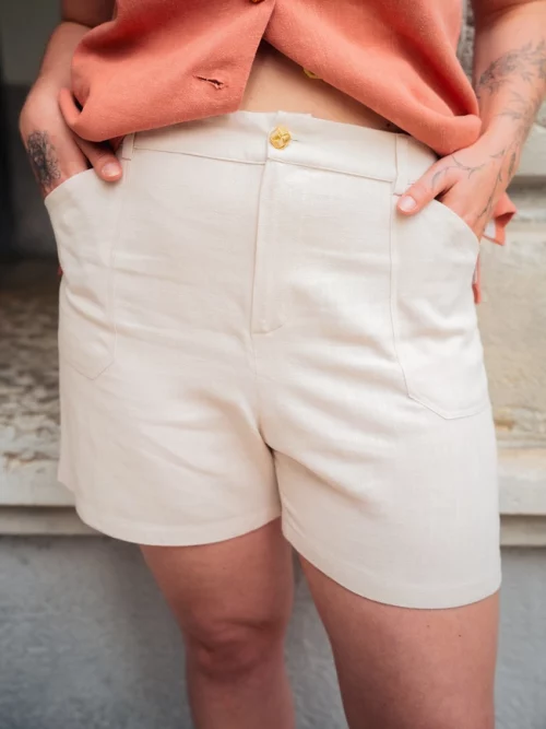 Short Livia Ice en viscose lin porté de face - Diane G