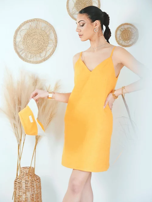 Robe Aglaia en lin beeswax portée de face, robe femme — Diane G. slow fashion