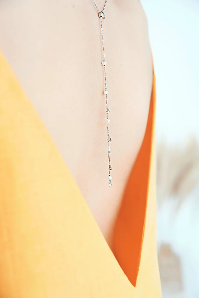 Détail robe Aglaia lin beeswax, texture tissu et finitions artisanales — Diane G.