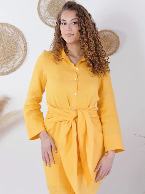 Robe Euphrosyne en lin beeswax portée de face, robe femme élégante — Diane G.