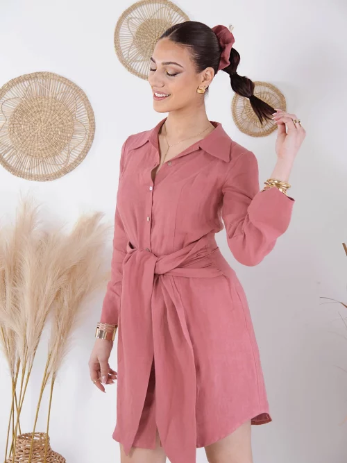 Robe Euphrosyne en lin cassis portée de face, robe femme élégante slow fashion — Diane G.