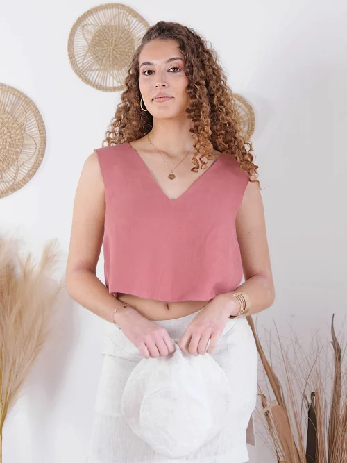 Top Thalassa en lin cassis porté de face, bretelles croisées dos — Diane G. slow fashion France