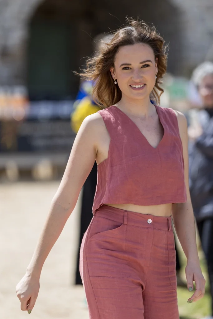 defile de mode joyeuse ensemble lin cassis