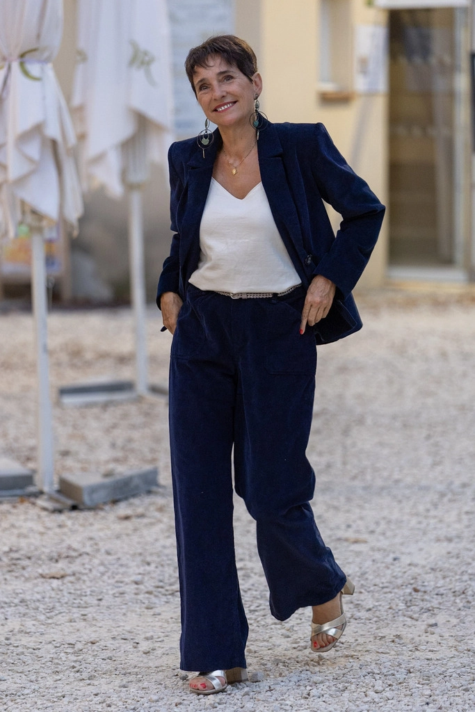 diane g defile femme tailleur bleu1