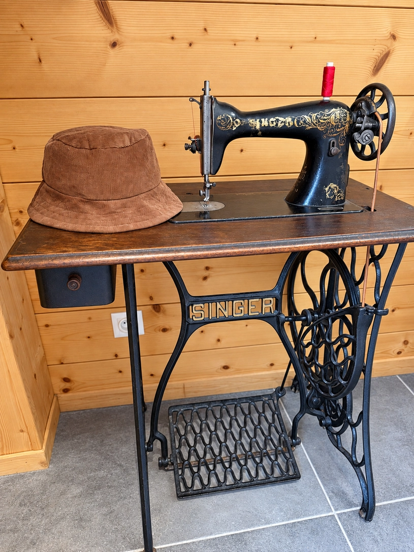 Machine à coudre Singer ancienne et accessoire Diane G dans le showroom de Rosières
