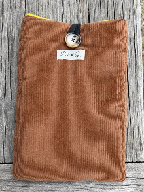 Pochette à livre marron en velours côtelé Diane G