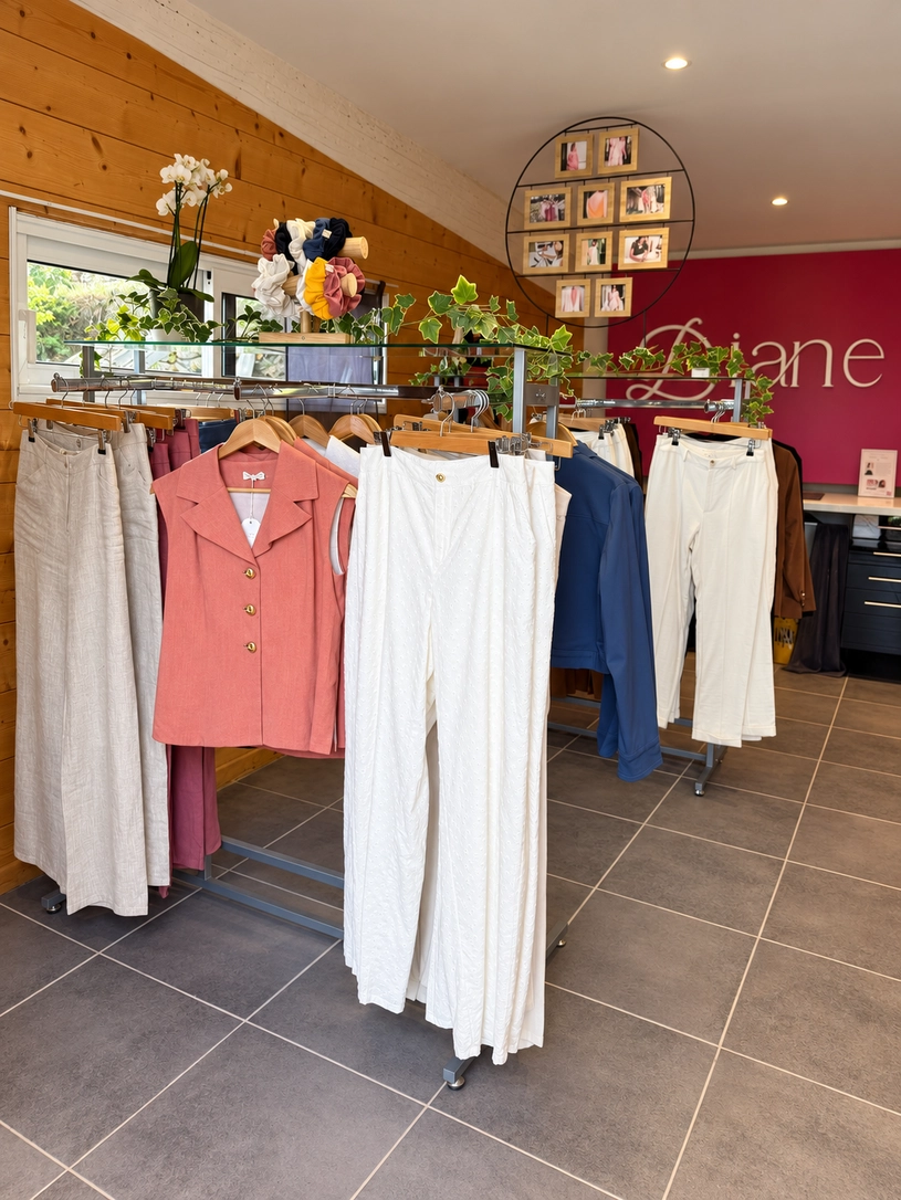 Showroom Diane G à Rosières en Ardèche avec portant de vêtements et créations en petite série